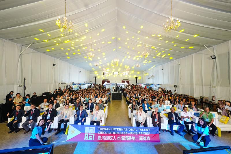 崑山科大赴菲辦理「國際產業人才培育專班（新型專班）教育展」，全體合影