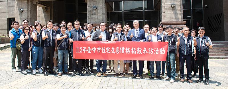 台中市政府地政局與逢甲大學土地管理學系聯合參訪文化大學，並於校園合影。
