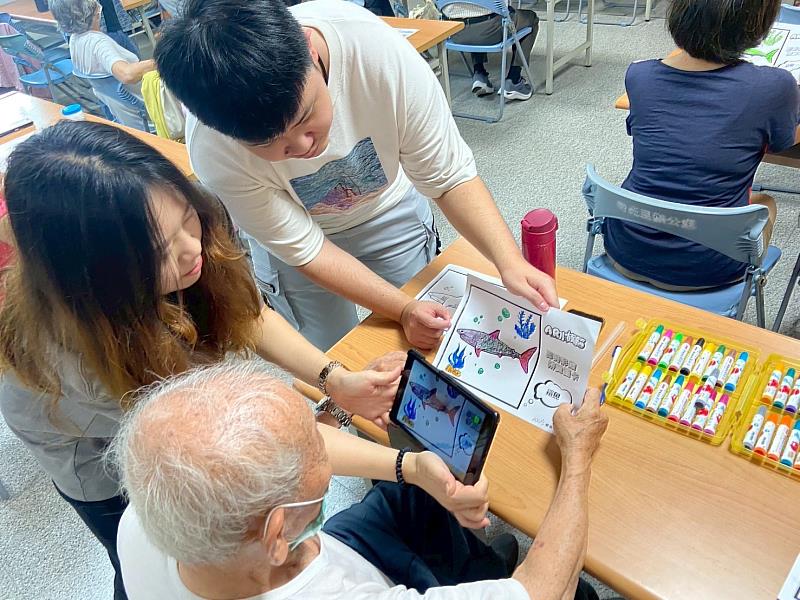 樂活學程師生協助長者體驗「AR水族箱」活動