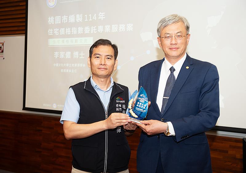 王志誠副校長(右)與台中市地政局主任吳志偉(左)交換禮物。