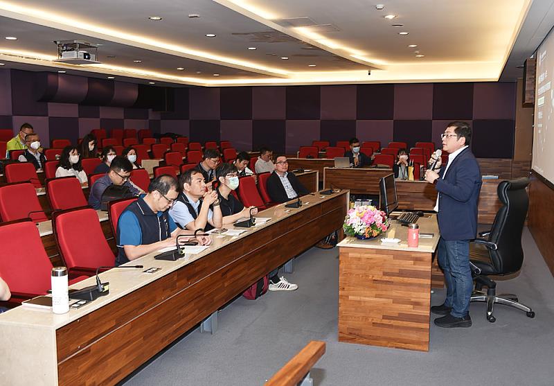 李教授更分享其於韓國建國大學房地產學系擔任訪問特聘教授期間，對韓國地政資訊制度的觀察與經驗。