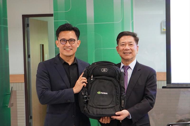 圖二、東吳大學校長與輝達香港控股台灣分公司邾亦為資深協理，雙方致贈紀念品。