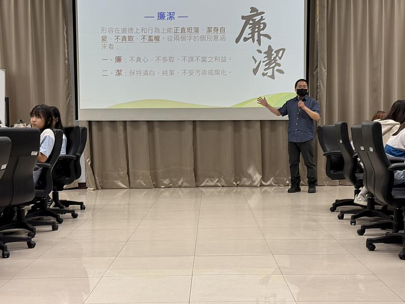 現場講授有關「廉潔」教育課程並進行有獎徵答
