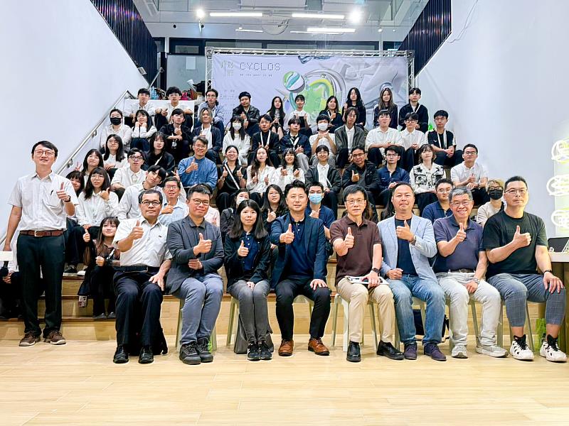 朝陽工設系畢業展學子與設計學院院長黃台生(前排右四)及系上師長合影。