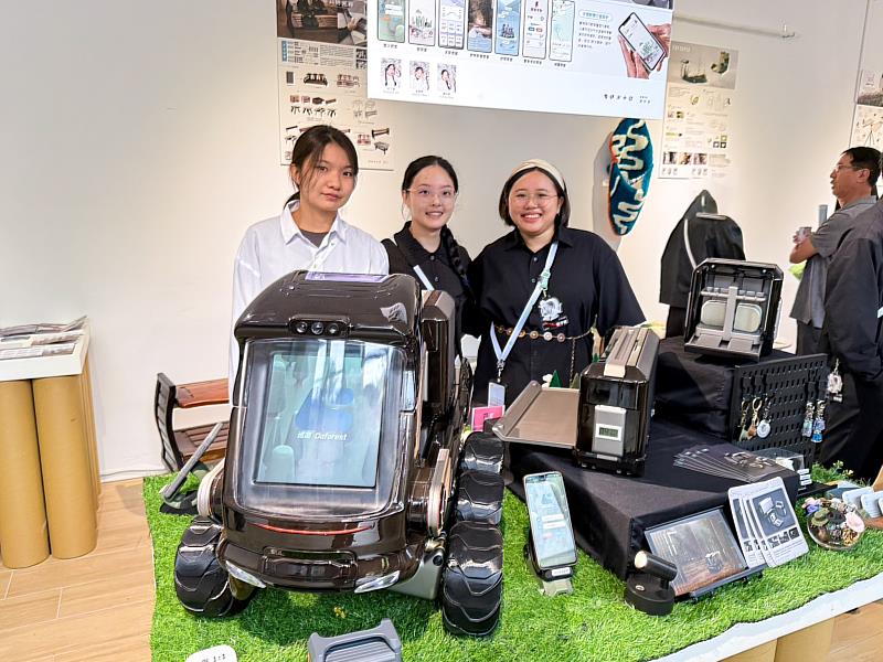 工設系畢業作品《巡循 Doforest—護林輔助無人載具》，利於森林護管員巡查環境保育，榮獲第9屆兩岸新銳設計競賽-華燦獎台灣賽區一等獎。