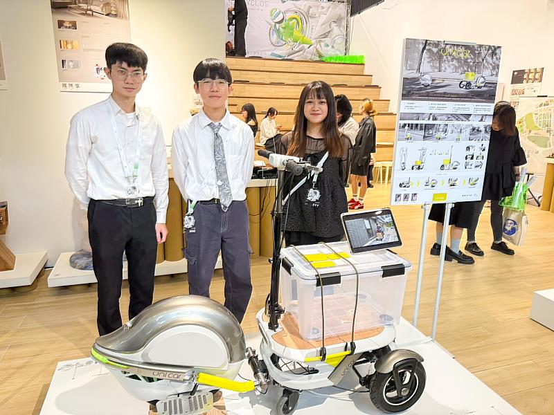 入圍金點新秀贊助特別獎之作品《UNICAR—短程運輸獨輪推車》，解決搬運不便、停車困難、置物空間不足等問題，成為一款新型態微型交通工具。