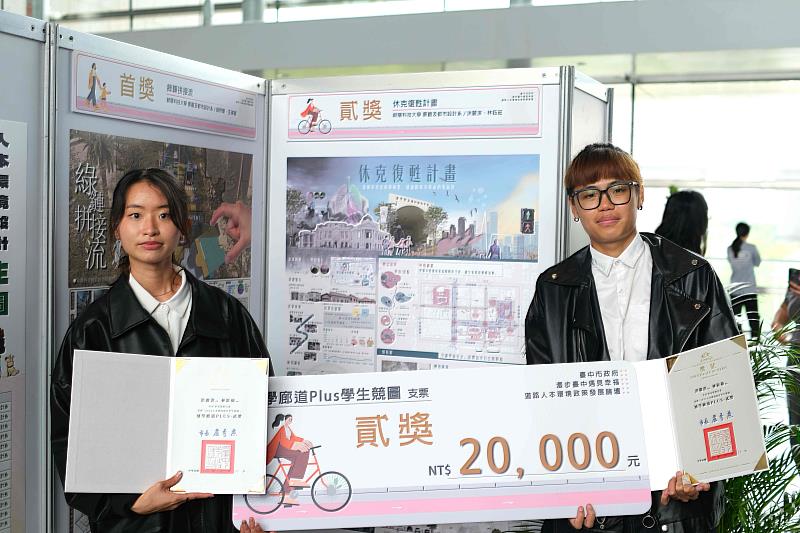 貳獎洪麗淇(右)、林鈺茹(左)作品〈休克復甦計畫〉。