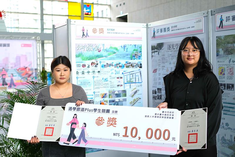 王筱莉(右)、王姝婷(左)之作品〈知行風鈴〉榮獲參獎。
