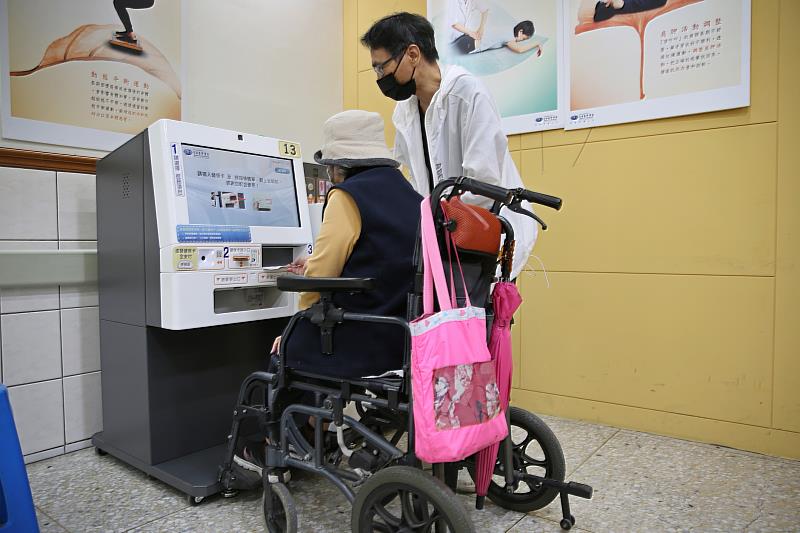 2025年花蓮慈院無障礙空間服務再升級，特別引進了輪椅友善自助繳費機。