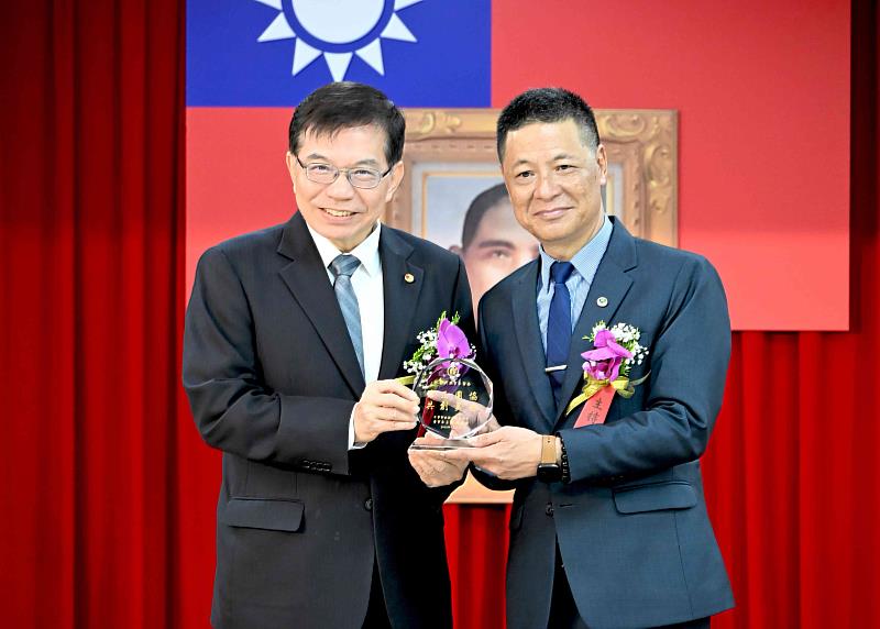中華郵政公司董事長王國材（左)及中華郵政工會理事長林榮州(右)於[修正團體協約簽約典禮]互贈紀念品 / 中華郵政提供