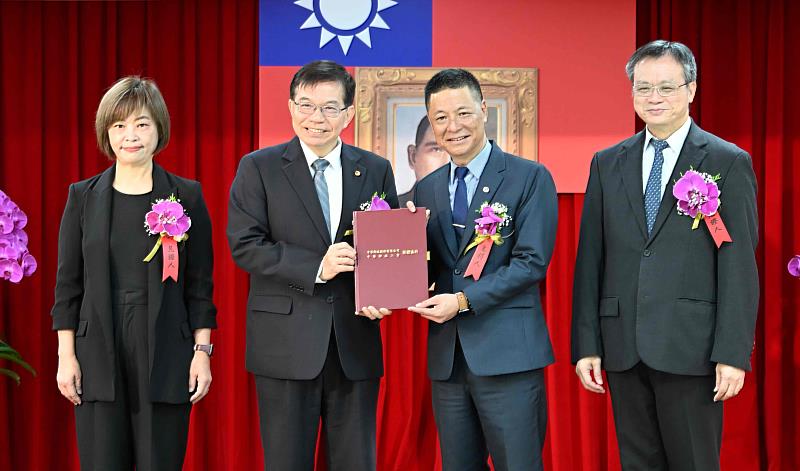 交通部主任秘書沈慧虹（左一）、中華郵政公司董事長王國材（左二)、勞動部主任秘書鄒子廉(右一)以及中華郵政工會理事長林榮州(右二)於[修正團體協約簽約典禮]合影 / 中華郵政提供