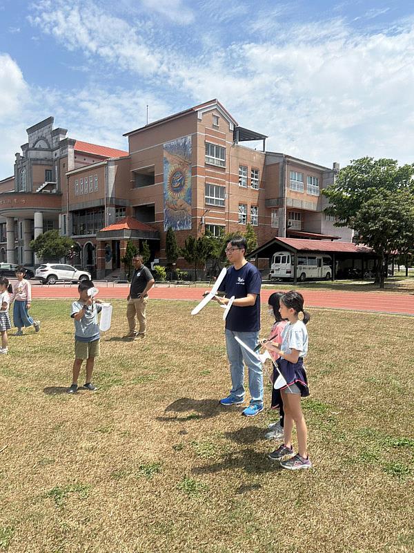 大葉大學機械系徐嘉偉老師帶小朋友體驗滑翔機