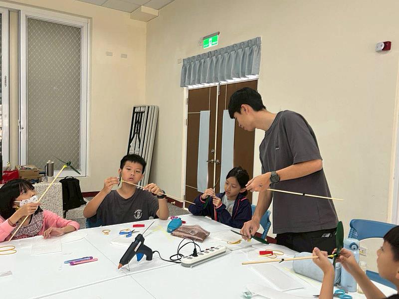 大葉大學機械系學生與小朋友熱情互動