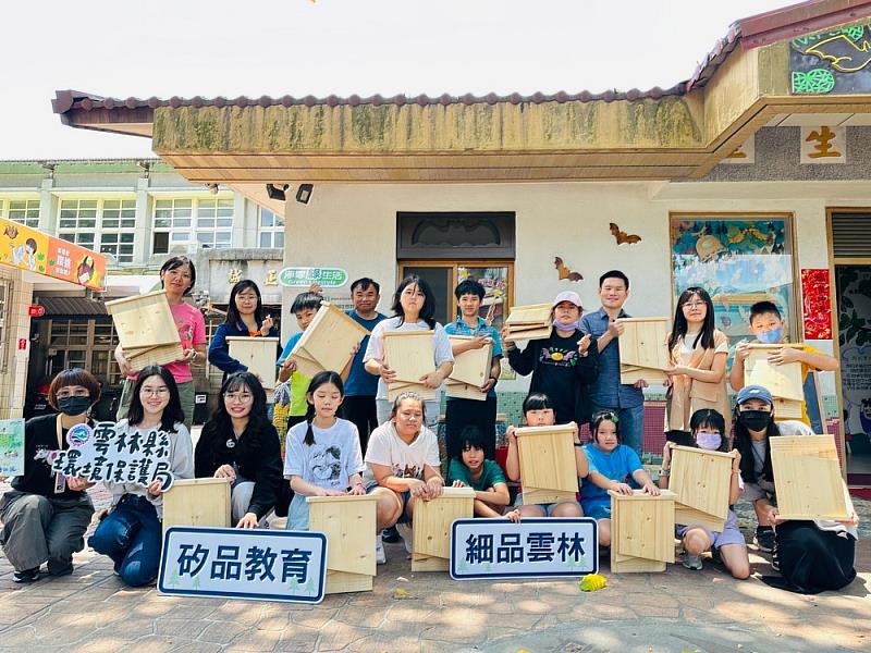 誠正國小學生及參與民眾在黃金蝙蝠生態館完成手作蝙蝠屋,透過親手打造棲地,為金黃鼠耳蝠築起溫暖新居,展現保育行動力。