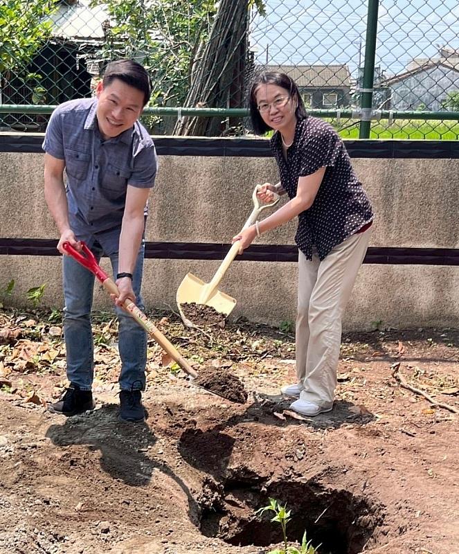 雲科大郭昭吟教授與鄭宇伸教授於蝙蝠館園區親植樹苗,為蝙蝠營造友善棲所,象徵以行動守護生態多樣性。