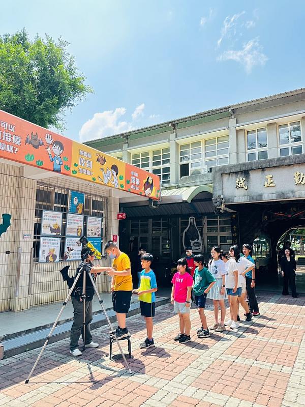 學生戶外排隊體驗望遠鏡觀察活動，透過實際觀察訓練生態觀察力，連結科學教育與生態探索。