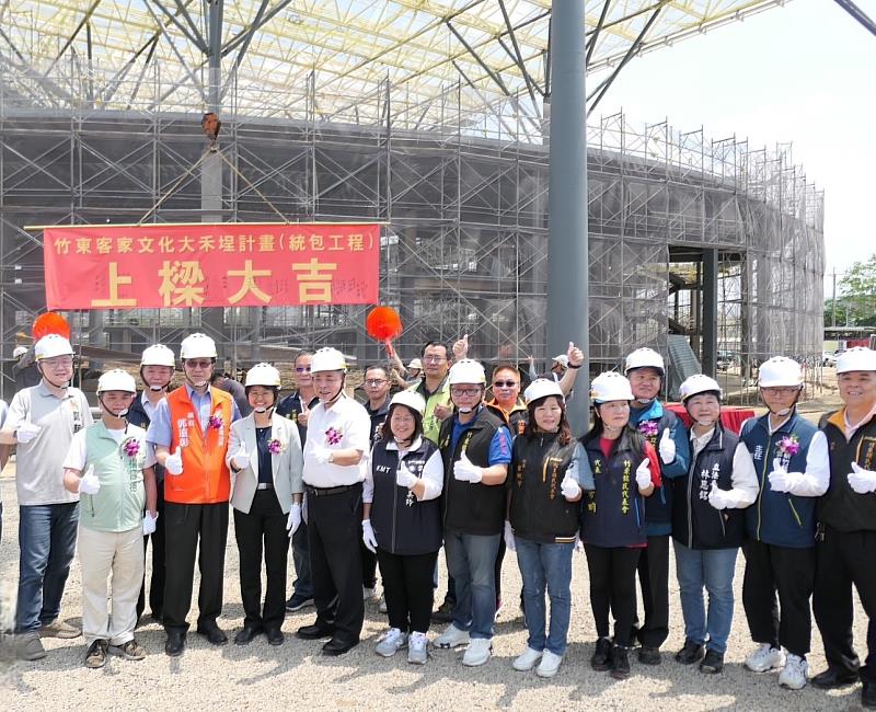 圖5 竹東大禾埕上樑儀式大合照2