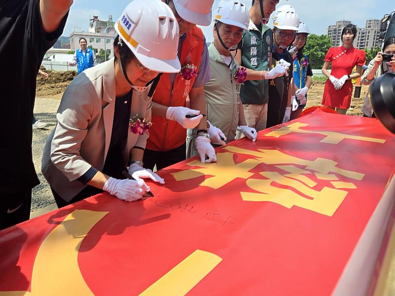 圖4 客委會古主委為竹東大禾埕上樑儀式簽名