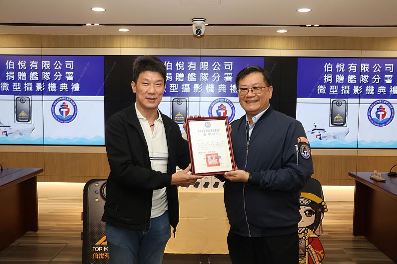 致贈微型攝影機合影畫面