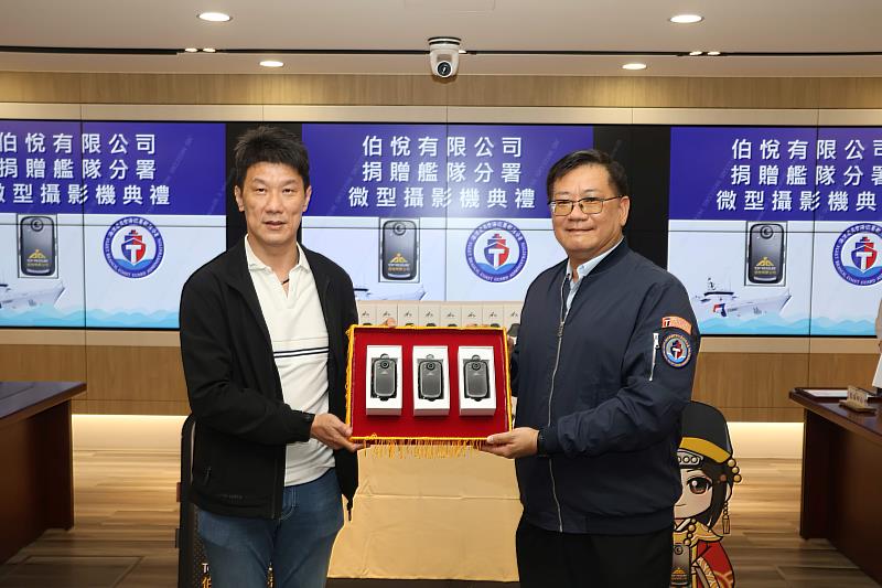 致贈微型攝影機合影畫面