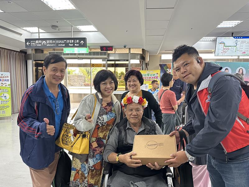 台東—越南2直航包機 431旅客今抵達 採果池上慢車樂歡喜遊台東