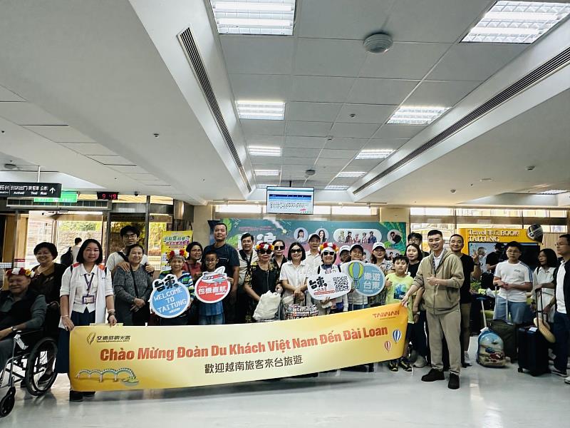 台東—越南2直航包機 431旅客今抵達 採果池上慢車樂歡喜遊台東