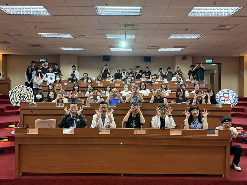 視光系授袍典禮圓滿順利大合照