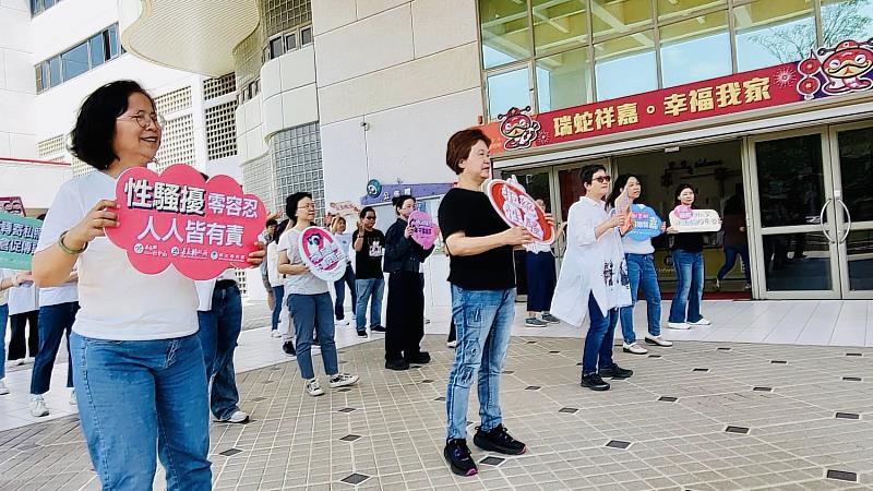 嘉義縣社會局「用丹寧發聲，跳出拒絕的力量！」
