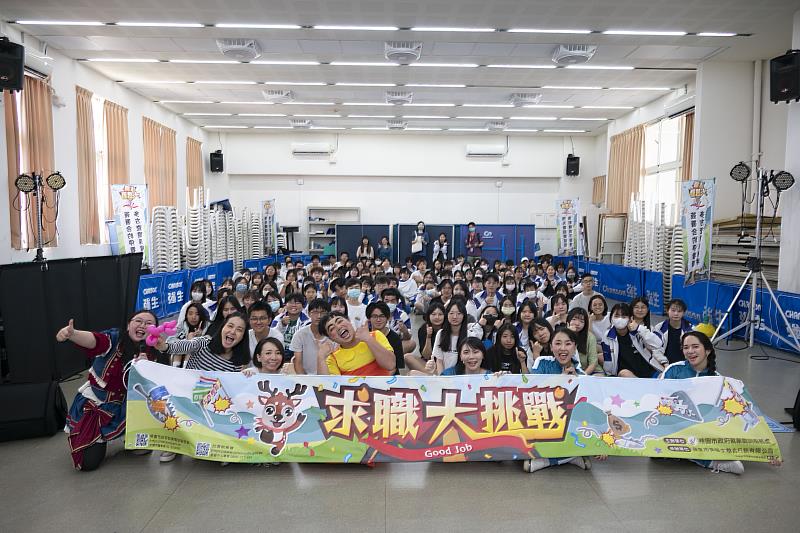 演出後學生們與演員開心的合照留念