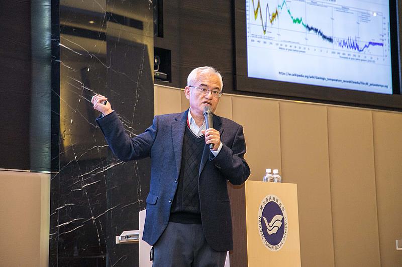 陳于高主任從宏觀角度深入探討地球暖化現況
