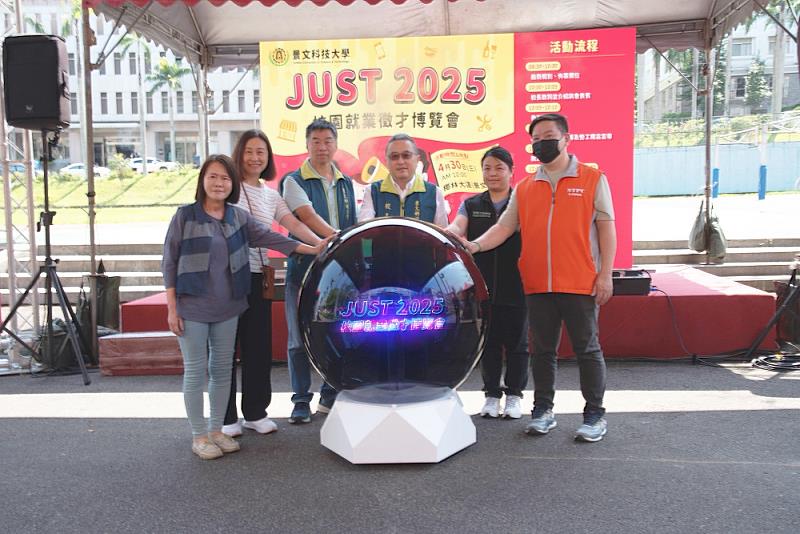景文科大校長黃榮鵬暨主管來賓共同為活動揭開序幕。