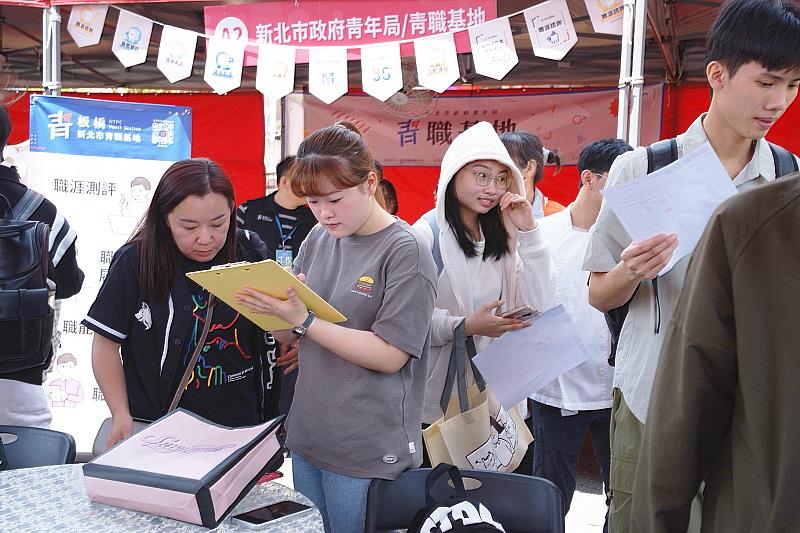 學生熱烈踴躍至企業參展攤位詢問就業職缺。