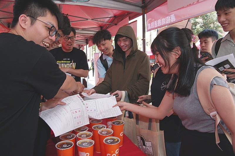 學生熱烈踴躍至企業參展攤位詢問就業職缺。
