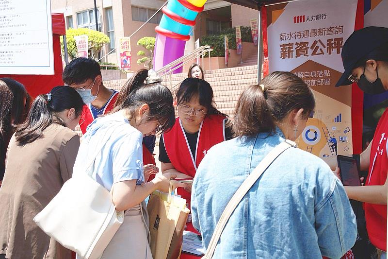 學生熱烈踴躍至企業參展攤位詢問就業職缺。