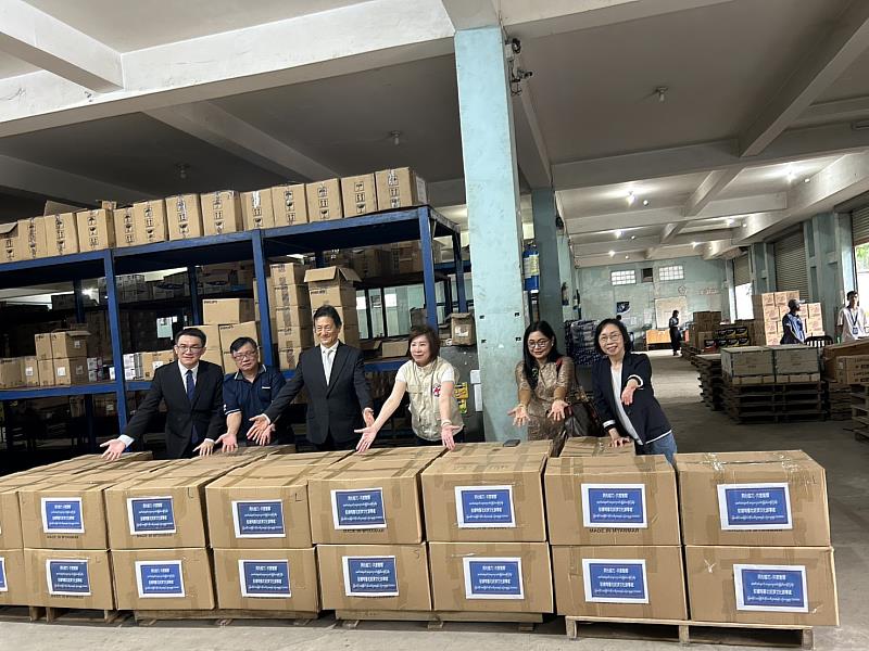 我駐緬甸代表周中興大使（左三）除代表我外館捐贈一批急難救助食品包及太陽能手電筒並擔任此番聯合捐贈活動之見證人。