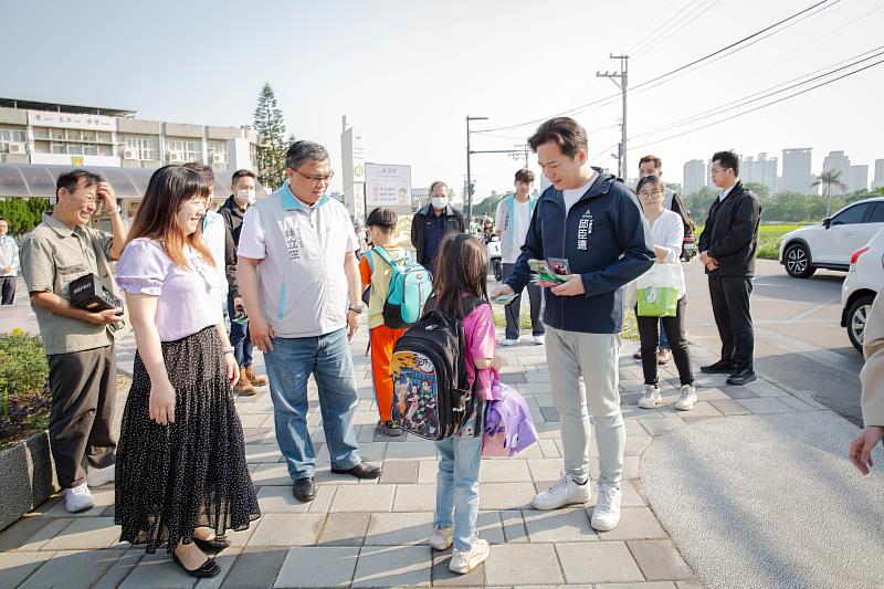 代理市長邱臣遠今日前往視察水源國小通學步道啟用情形。