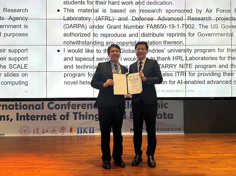 大會主席廖書漢（右）頒發專題演講講者，美國德州理工大學特聘教授李宇君感謝狀。（圖／淡江大學提供）