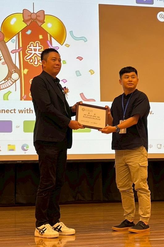 亞大心理系由葉品陽老師(右)，代表領取「最多論文獎」。