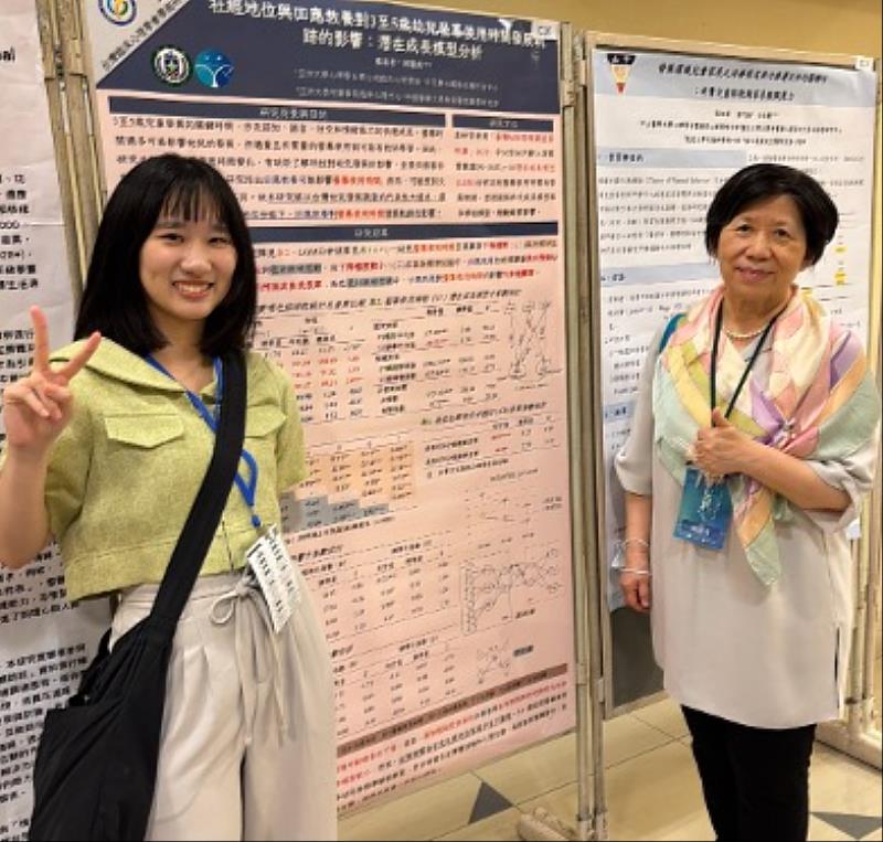 亞大副校長柯慧貞（右），與獲「最佳壁報論文獎」的蔡奕柔同學（左）合影。