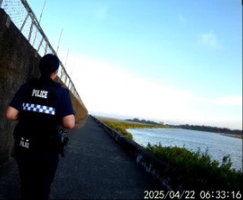 警察局第三分局香山派出所員警在香山區浸水北街出海口勸阻一名欲跳海輕生的男子