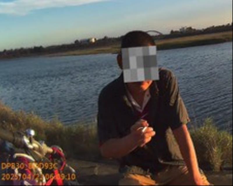 警察局第三分局香山派出所員警在香山區浸水北街出海口勸阻一名欲跳海輕生的男子