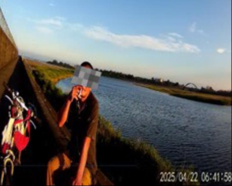 警察局第三分局香山派出所員警在香山區浸水北街出海口勸阻一名欲跳海輕生的男子