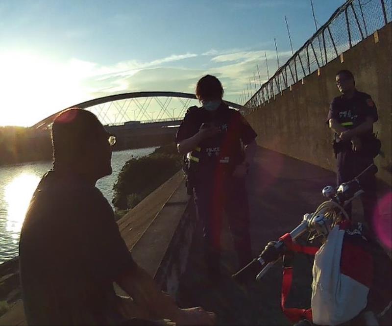 警察局第三分局香山派出所員警在香山區浸水北街出海口勸阻一名欲跳海輕生的男子