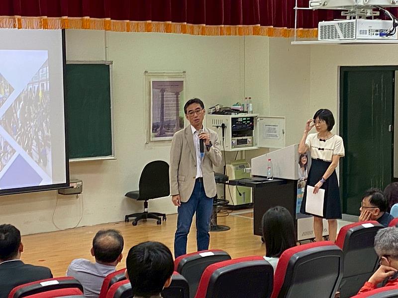 台中市市政府運動局長游志祥(左)說，物理治療在運動產業扮演不可或缺的角色。