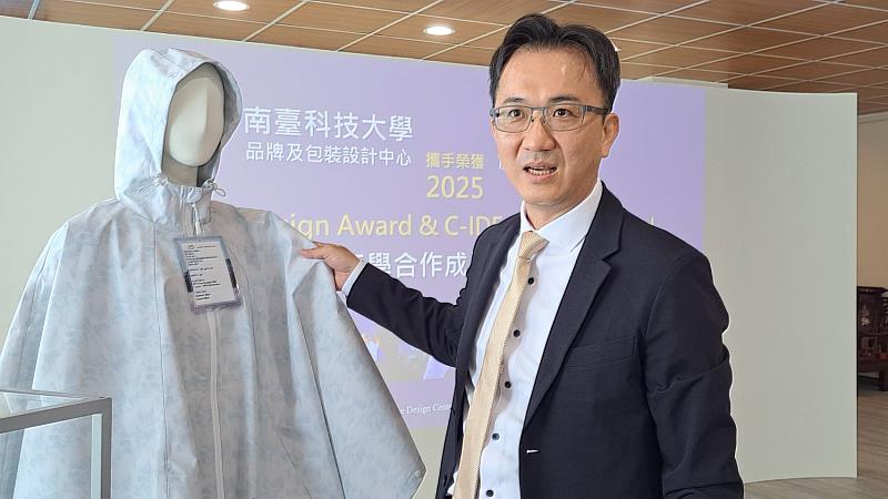 宏遠興業股份有限公司經理蔡諺彰向媒體記者介紹榮獲國際雙設計大獎的 RE NEO 次代屏護斗篷所採用的創新材質。宏遠興業透過與南臺科技大學品牌及包裝設計中心的產學合作，不僅在視覺設計上展現前衛理念，更在材質的選擇上落實環保與永續發展的承諾。
