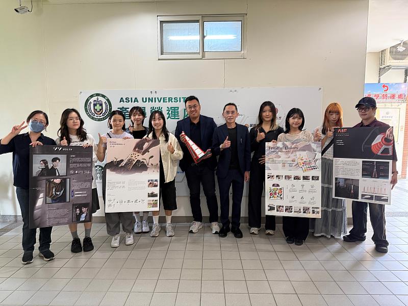亞大產學長王昭能(左6)、育成中心主任林盈利(左7)、指導老師柯雅娟(左1)，與獲獎同學合影。