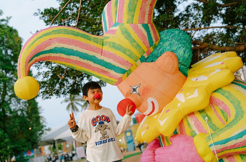 FOCASA幾米馬戲樂園將幾米繪本中的故事場景實境化，融合劇場、裝置與互動體驗，提供觀眾多重感官的藝術探索。圖／FOCASA馬戲團提供