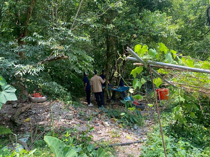 21日晚間巡護隊員遭遇黑熊現場,圖中菜園是黑熊掠食犬隻以及與持槍護管員對視的地點