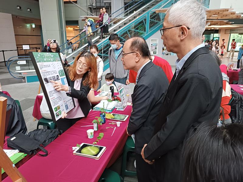 教育部終身教育司梁學政司長親臨體驗並聽楊悠娟老師解說。