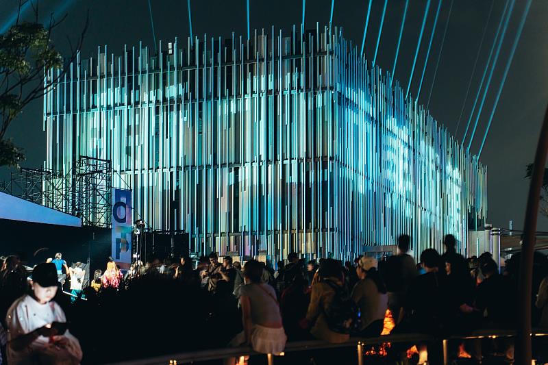建築光雕展演將新北市美術館建築立面，化為色彩與光影交織的畫布。(新北市文化局提供)